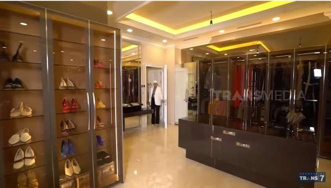 10 Potret Rumah Mewah Renny Angesti, `Fashion Style’ Krisdayanti, Tak Kalah Tajir dari Sang Diva, Punya Mall di Dalamnya!