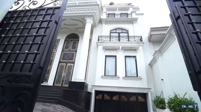 10 Potret Rumah Mewah Renny Angesti, `Fashion Style’ Krisdayanti, Tak Kalah Tajir dari Sang Diva, Punya Mall di Dalamnya!