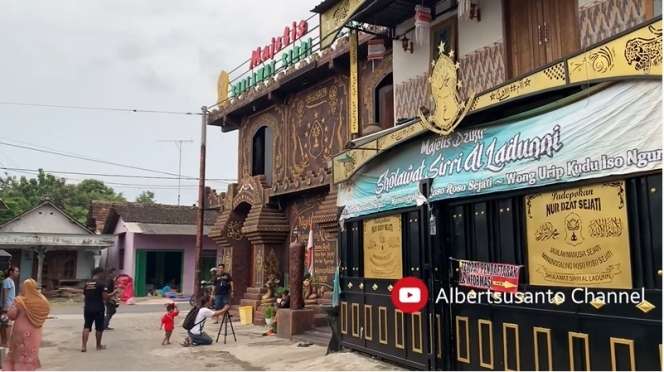 Adu Perbandingan Rumah Pesulap Merah VS Gus Samsudin, Ternyata Beda Banget, Bak Langit dan Bumi!