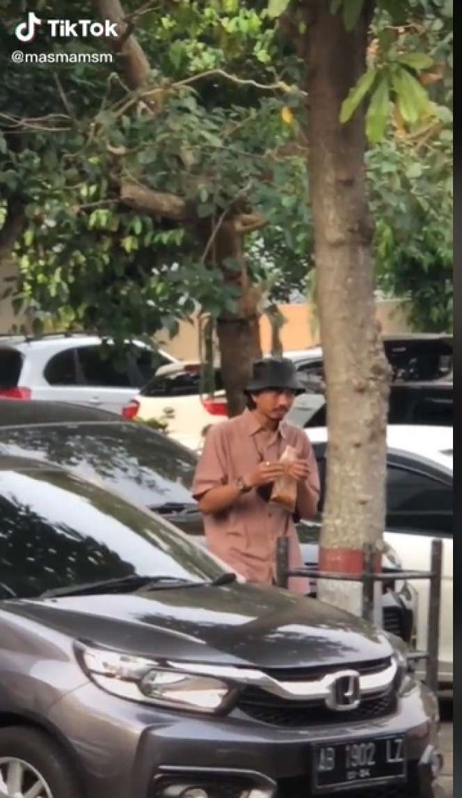 Potret Duta Sheila On 7 Jajan Cilok Pinggir Jalan, Warganet: `Aku Kira Tukang Parkir`!