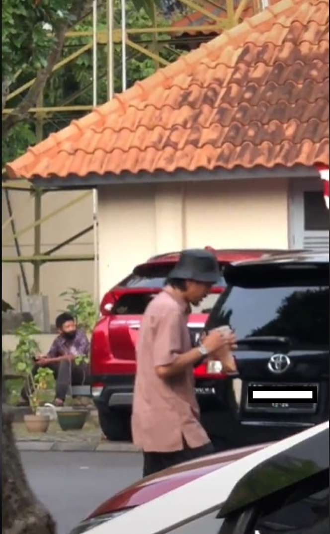 Potret Duta Sheila On 7 Jajan Cilok Pinggir Jalan, Warganet: `Aku Kira Tukang Parkir`!