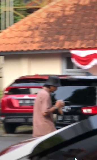Potret Duta Sheila On 7 Jajan Cilok Pinggir Jalan, Warganet: `Aku Kira Tukang Parkir`!