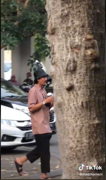Potret Duta Sheila On 7 Jajan Cilok Pinggir Jalan, Warganet: `Aku Kira Tukang Parkir`!