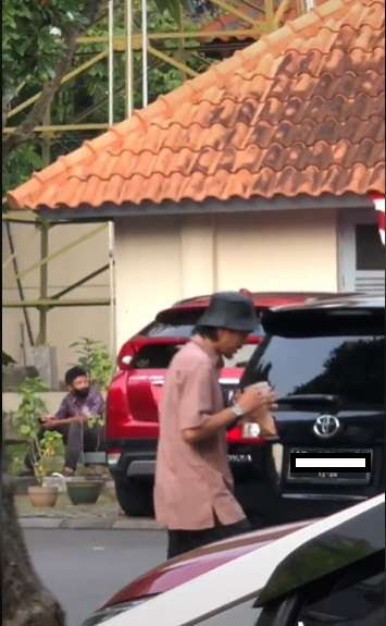 Potret Duta Sheila On 7 Jajan Cilok Pinggir Jalan, Warganet: `Aku Kira Tukang Parkir`!
