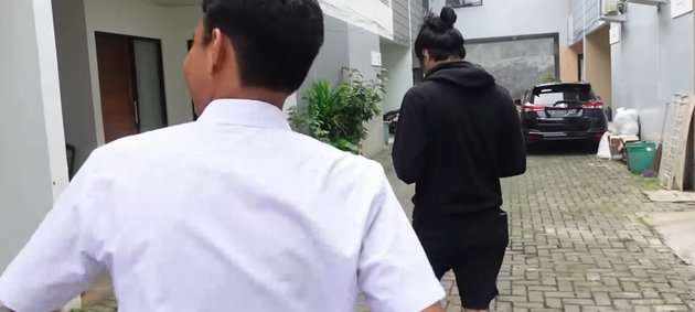10 Potret Rumah Arie Kriting & Indah yang Ternyata Masih Ngontrak, Sederhana Tak Ada Barang Mewah!