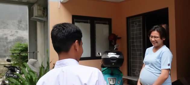 10 Potret Rumah Arie Kriting & Indah yang Ternyata Masih Ngontrak, Sederhana Tak Ada Barang Mewah!