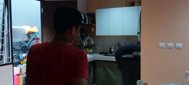 10 Potret Rumah Arie Kriting & Indah yang Ternyata Masih Ngontrak, Sederhana Tak Ada Barang Mewah!