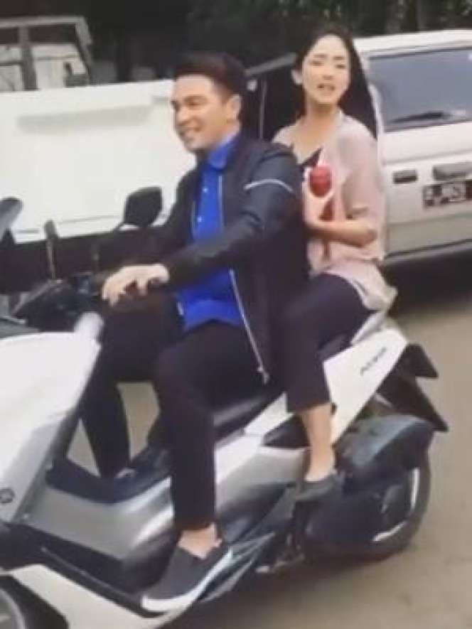 Diduga Cinlok! Potret Jonathan Frizzy Bonceng Ririn Dwi Ariyanti Jadi Sorotan