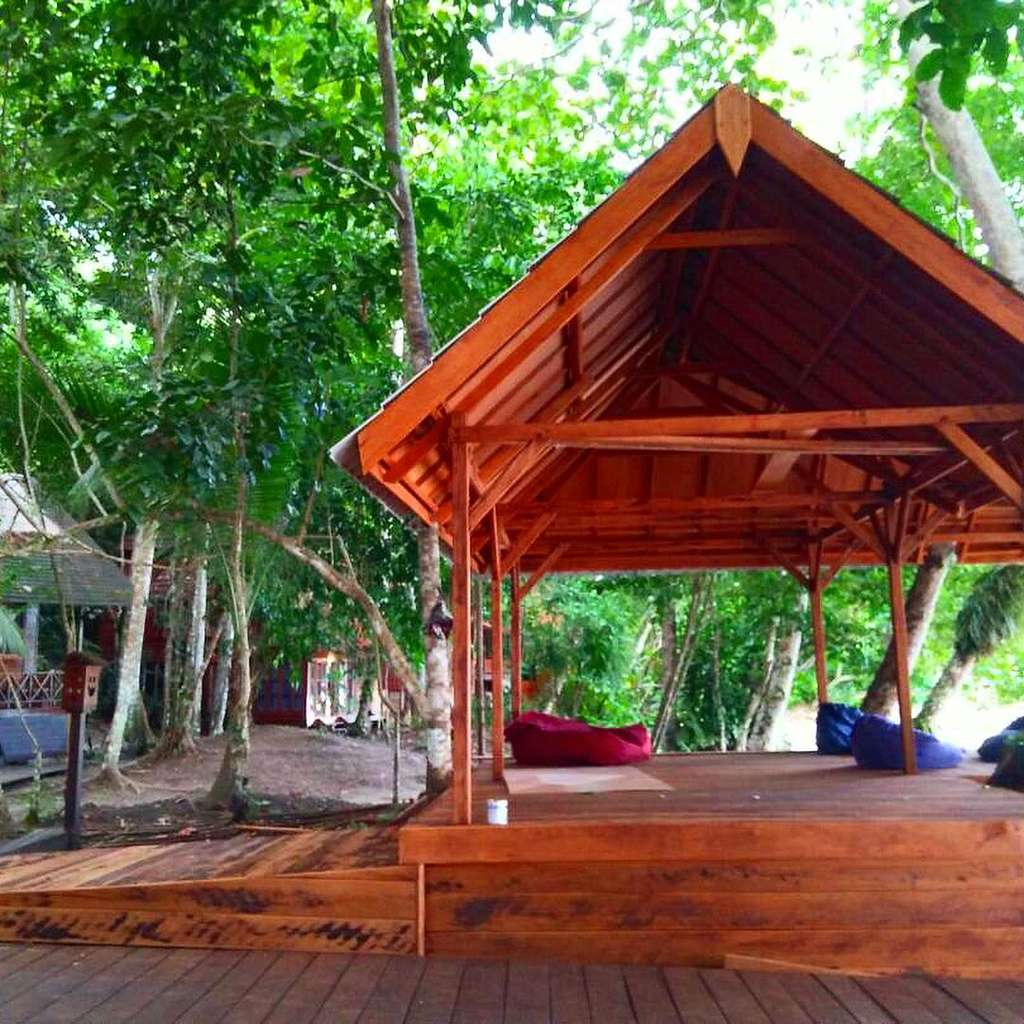 10 Potret Hotel `Kayu` Nadine Chandrawinata di Raja Ampat, Dikelilingi Lautan Biru, Real Surga Dunia!