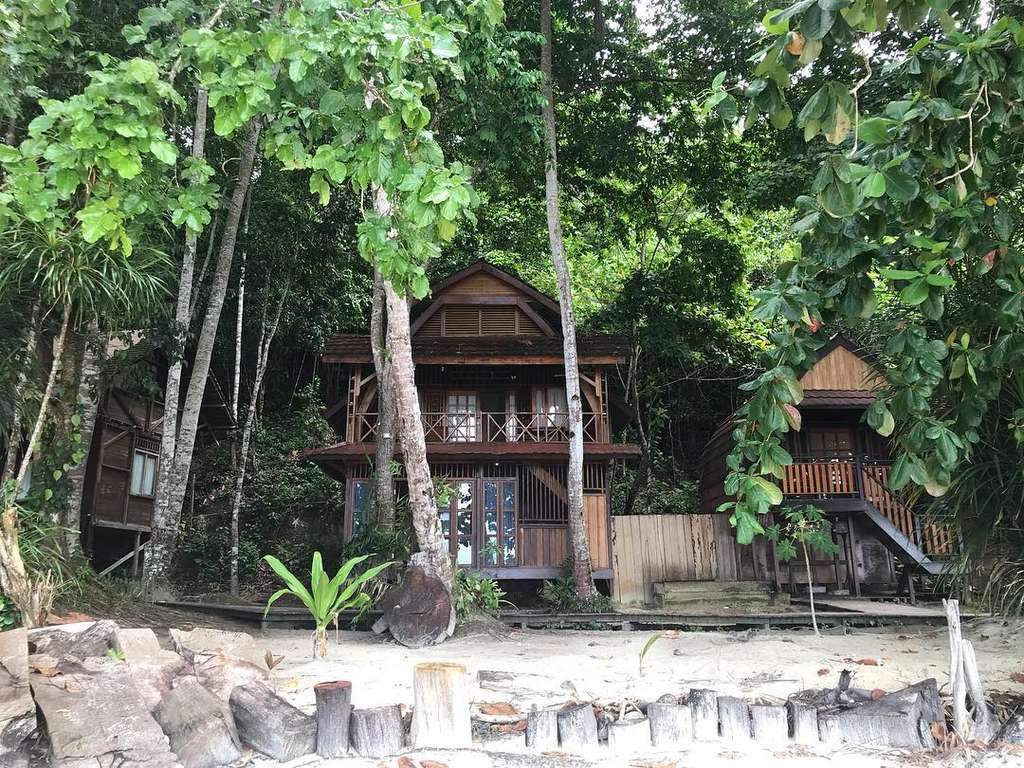 10 Potret Hotel `Kayu` Nadine Chandrawinata di Raja Ampat, Dikelilingi Lautan Biru, Real Surga Dunia!