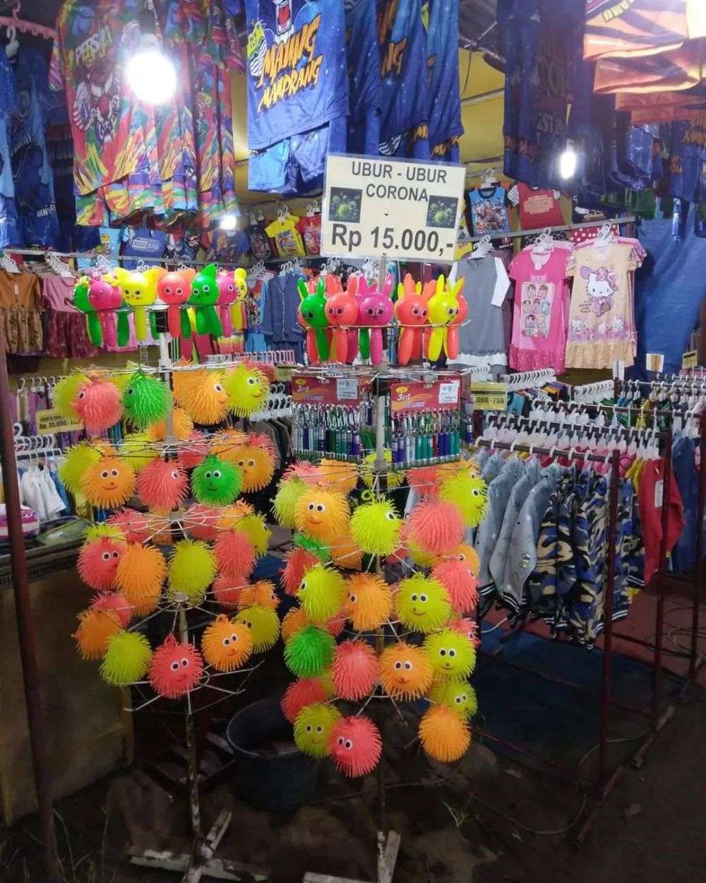 8 Potret Benda di Depan Toko Ini Bikin Kaget, Penampakannya Bikin Jantungan!