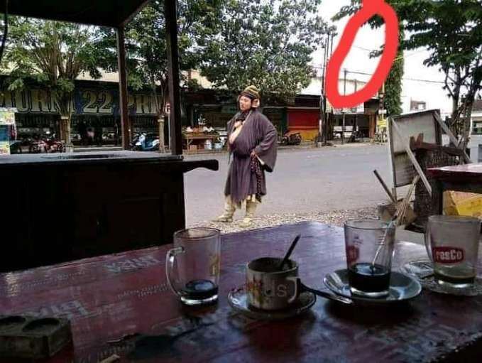 8 Potret Benda di Depan Toko Ini Bikin Kaget, Penampakannya Bikin Jantungan!