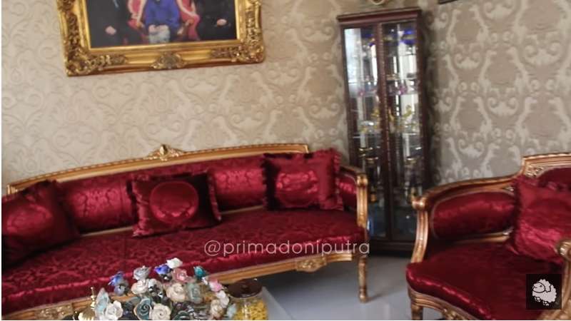 Ingat Elly Kasim Penyanyi Lagu Hits `Ayam Den Lapeh`? Rumahnya Jadi Sorotan Karena Terlalu Mewah, Lihat 10 Potretnya