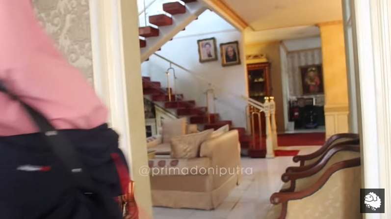Ingat Elly Kasim Penyanyi Lagu Hits `Ayam Den Lapeh`? Rumahnya Jadi Sorotan Karena Terlalu Mewah, Lihat 10 Potretnya
