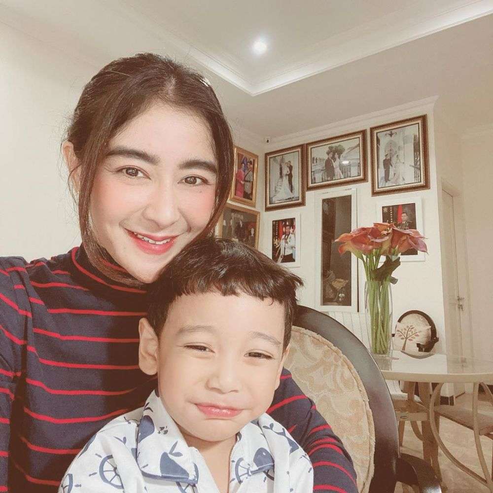 Ingat Uut Permatasari `Si Putri Panggung`? Nasibnya Berubah Drastis Usai Dipinang Perwira Polisi, Ini 8 Potret Rumahnya Tinggi Bak Istana