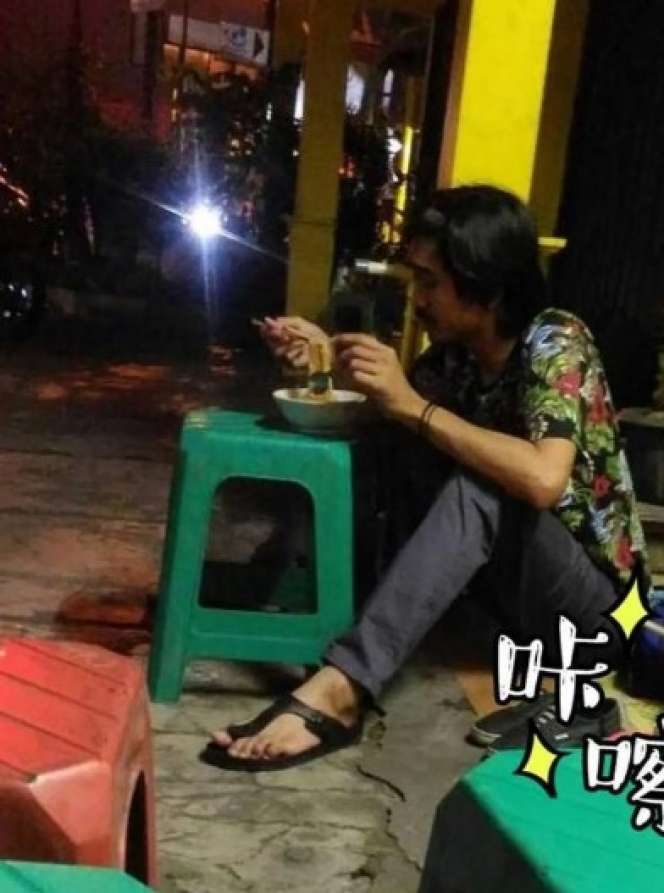 Potret Sederhana Duta Sheila On 7 di Kehidupan Sehari-hari, Makan Bakmi Lesehan Hingga Cilok Pinggir Jalan!
