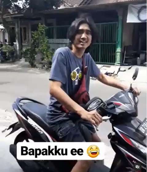 Potret Sederhana Duta Sheila On 7 di Kehidupan Sehari-hari, Makan Bakmi Lesehan Hingga Cilok Pinggir Jalan!