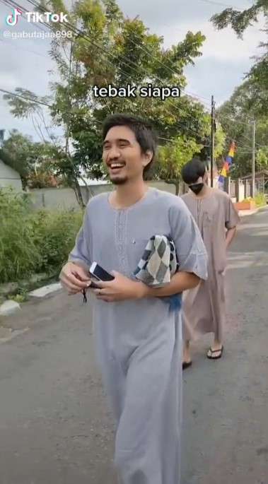 Potret Sederhana Duta Sheila On 7 di Kehidupan Sehari-hari, Makan Bakmi Lesehan Hingga Cilok Pinggir Jalan!
