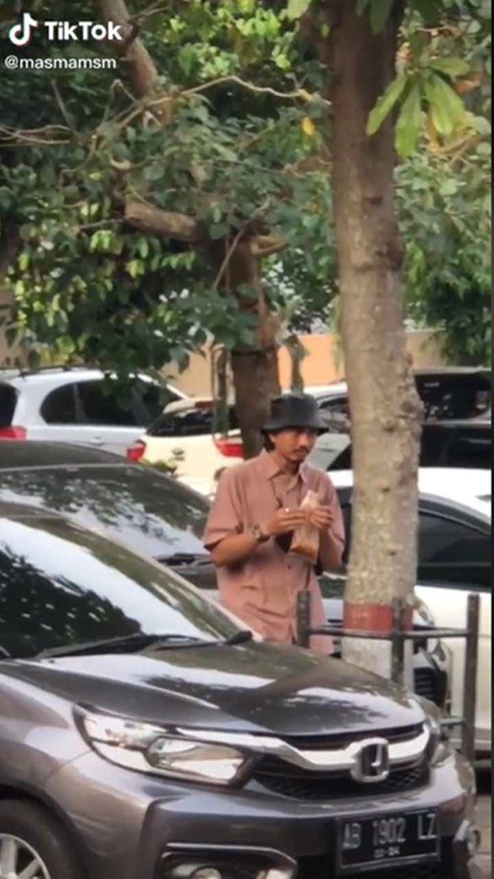 Potret Sederhana Duta Sheila On 7 di Kehidupan Sehari-hari, Makan Bakmi Lesehan Hingga Cilok Pinggir Jalan!