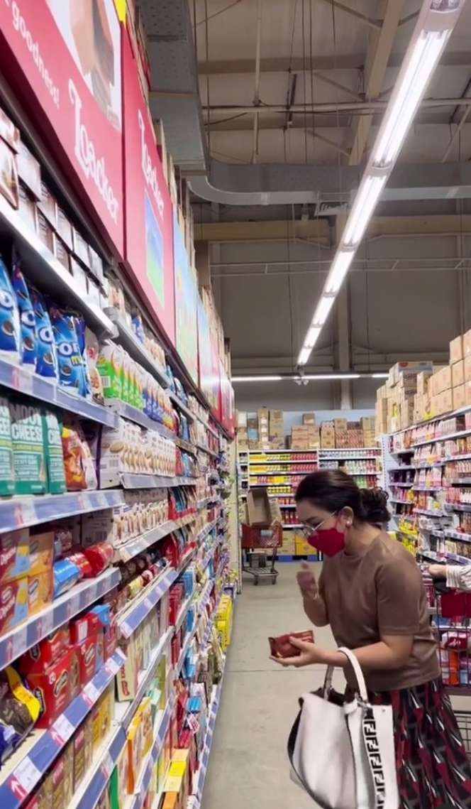 Potret Mayangsari Belanja Bulanan di Supermarket, Tenteng Tas Rp45 Juta Hingga Pose Cantik di Lorong!