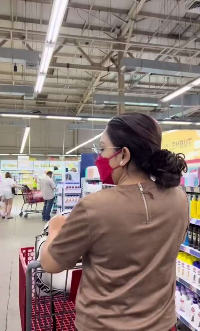 Potret Mayangsari Belanja Bulanan di Supermarket, Tenteng Tas Rp45 Juta Hingga Pose Cantik di Lorong!