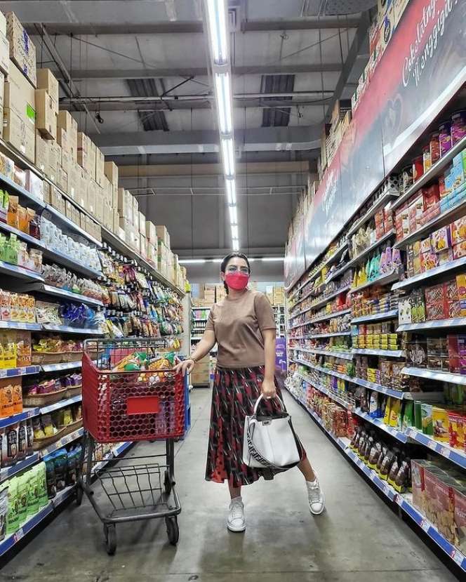 Potret Mayangsari Belanja Bulanan di Supermarket, Tenteng Tas Rp45 Juta Hingga Pose Cantik di Lorong!