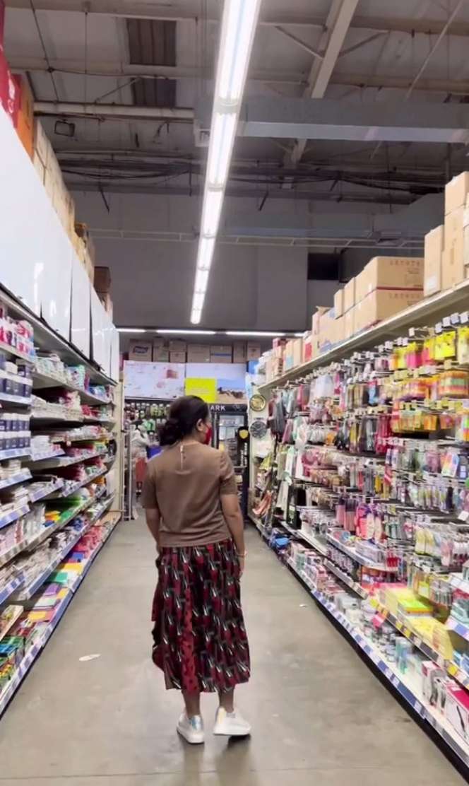 Potret Mayangsari Belanja Bulanan di Supermarket, Tenteng Tas Rp45 Juta Hingga Pose Cantik di Lorong!