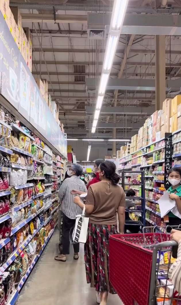 Potret Mayangsari Belanja Bulanan di Supermarket, Tenteng Tas Rp45 Juta Hingga Pose Cantik di Lorong!