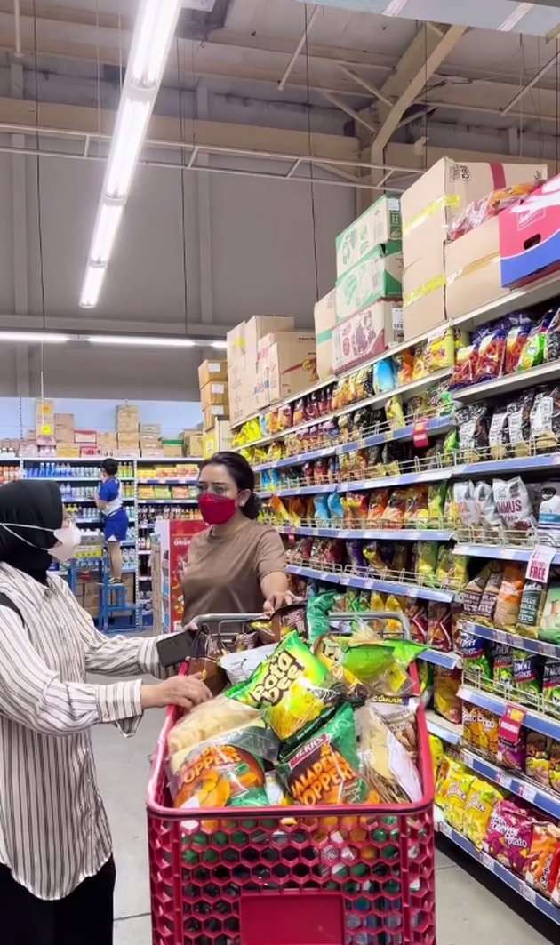 Potret Mayangsari Belanja Bulanan di Supermarket, Tenteng Tas Rp45 Juta Hingga Pose Cantik di Lorong!