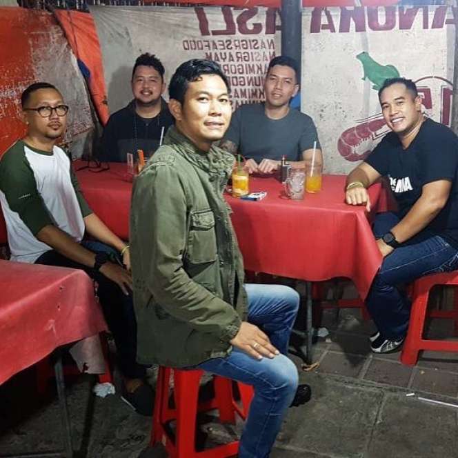 Potret Artis Nggak Gengsi Jajan di Pinggir Jalan, Duta Sheila On7 Asik Makan Cilok