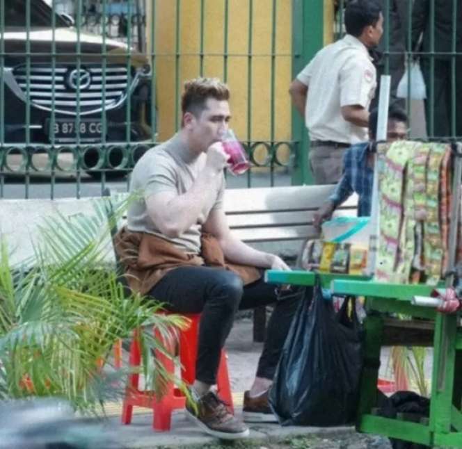 Potret Artis Nggak Gengsi Jajan di Pinggir Jalan, Duta Sheila On7 Asik Makan Cilok
