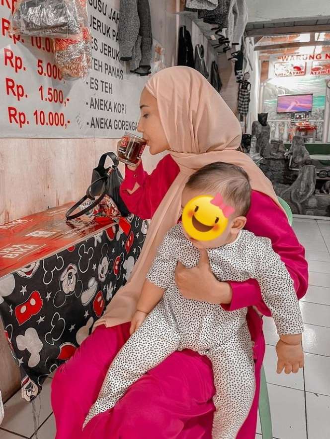Potret Artis Nggak Gengsi Jajan di Pinggir Jalan, Duta Sheila On7 Asik Makan Cilok