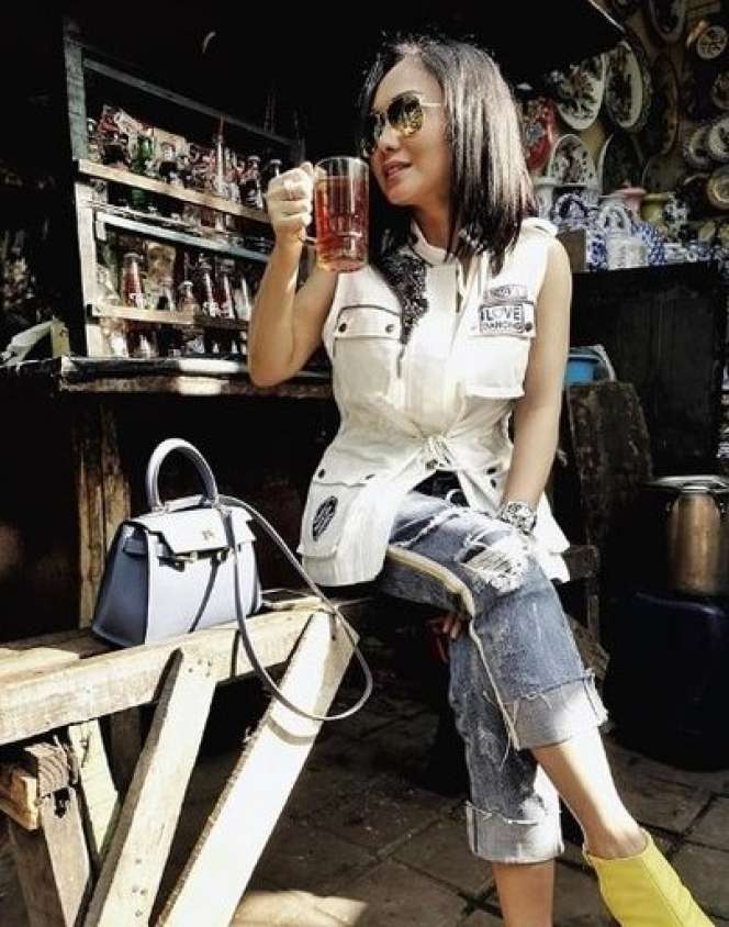 Potret Artis Nggak Gengsi Jajan di Pinggir Jalan, Duta Sheila On7 Asik Makan Cilok