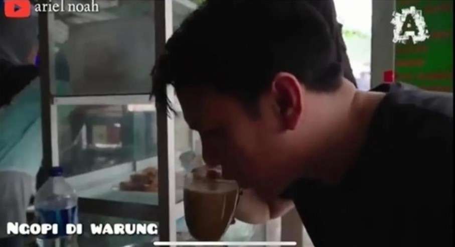 Potret Artis Nggak Gengsi Jajan di Pinggir Jalan, Duta Sheila On7 Asik Makan Cilok