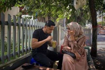 Potret Artis Nggak Gengsi Jajan di Pinggir Jalan, Duta Sheila On7 Asik Makan Cilok