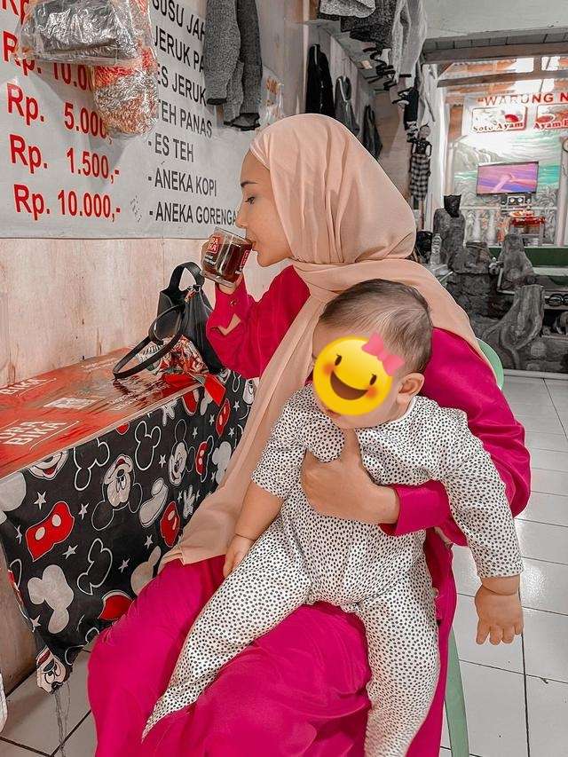 Potret Artis Nggak Gengsi Jajan di Pinggir Jalan, Duta Sheila On7 Asik Makan Cilok
