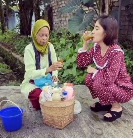 Potret Artis Nggak Gengsi Jajan di Pinggir Jalan, Duta Sheila On7 Asik Makan Cilok