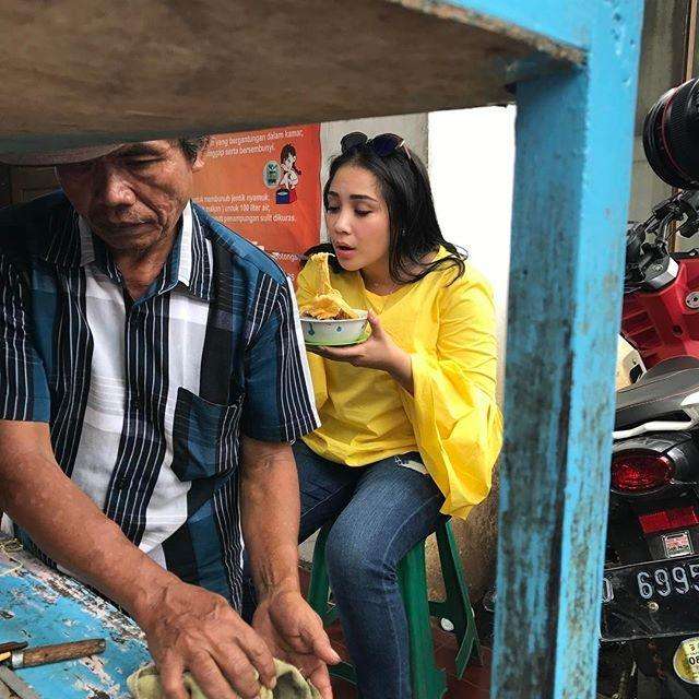 Potret Artis Nggak Gengsi Jajan di Pinggir Jalan, Duta Sheila On7 Asik Makan Cilok