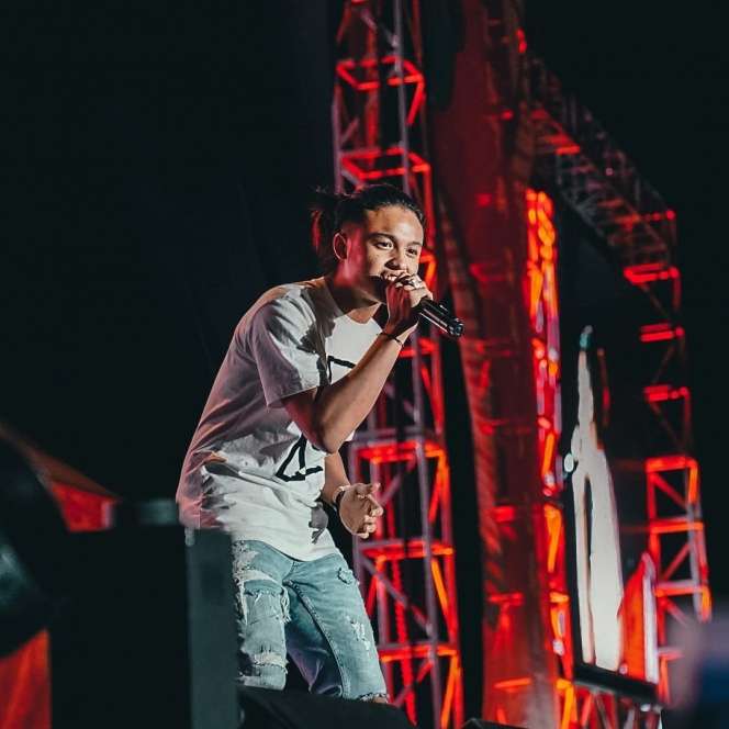 Potret Restu Van Houten Anak Charly Setia Band, Gayanya Plek Ketiplek Mirip Banget!