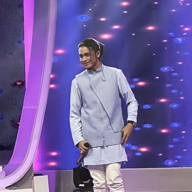 Potret Restu Van Houten Anak Charly Setia Band, Gayanya Plek Ketiplek Mirip Banget!