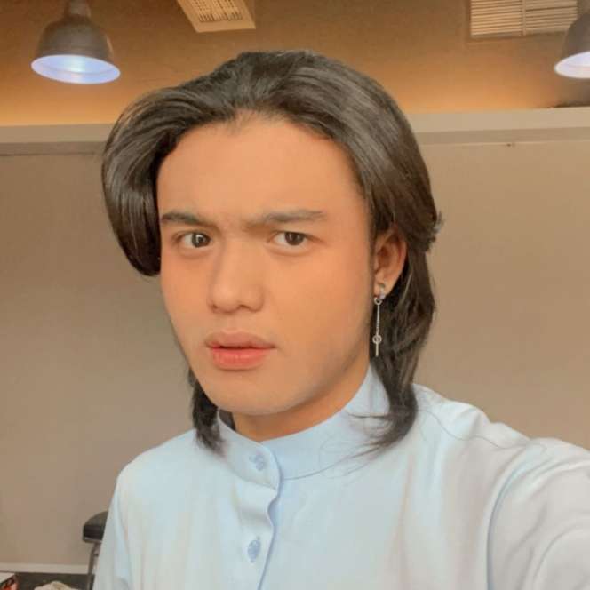 Potret Restu Van Houten Anak Charly Setia Band, Gayanya Plek Ketiplek Mirip Banget!