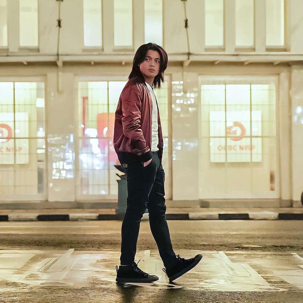 Potret Restu Van Houten Anak Charly Setia Band, Gayanya Plek Ketiplek Mirip Banget!