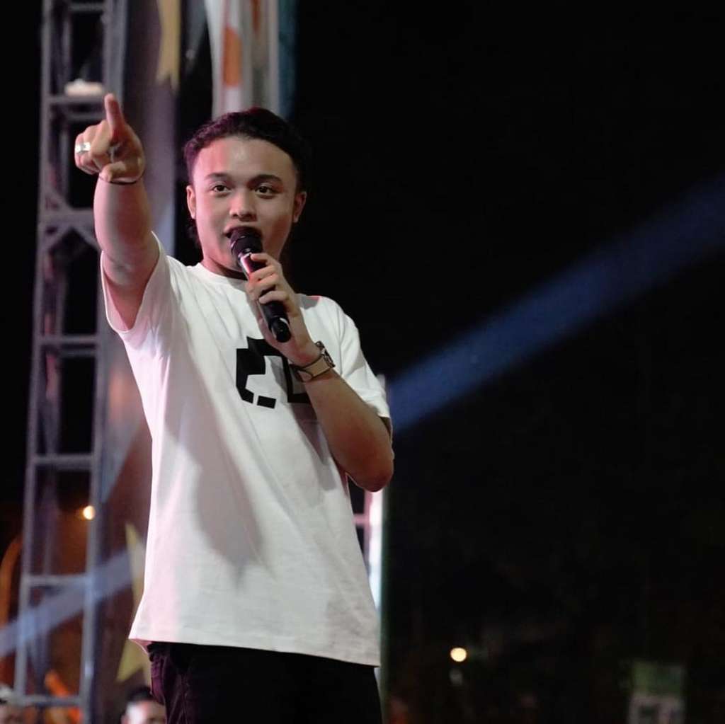 Potret Restu Van Houten Anak Charly Setia Band, Gayanya Plek Ketiplek Mirip Banget!