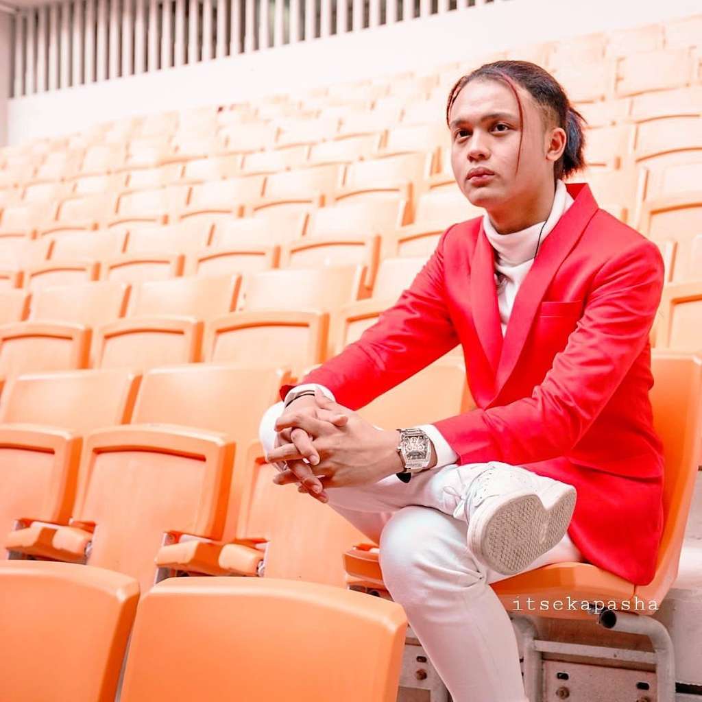 Potret Restu Van Houten Anak Charly Setia Band, Gayanya Plek Ketiplek Mirip Banget!