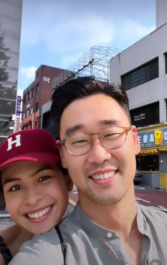 Potret Maudy Ayunda Pulang Kampung ke Korea Selatan, Ada Momen Temani Suami Potong Rambut Bikin Gemas!