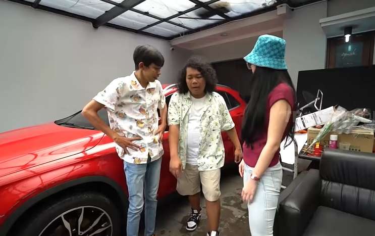 5 Potret Rumah Denise Chariesta, Salfok Lihat Garasinya Berantakan Penuh Barang
