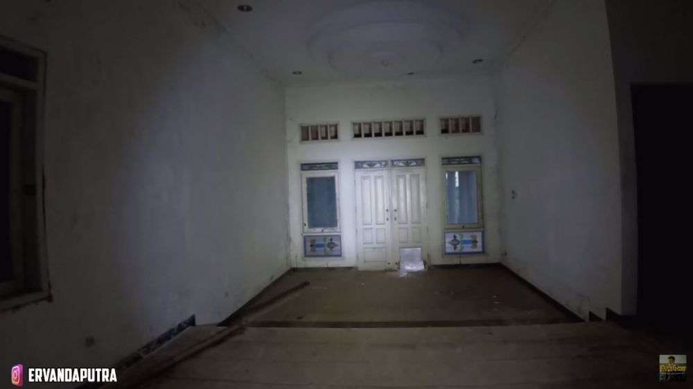 Potret Rumah Mewah Suzzanna yang Terbengkalai 10 Tahun, Isi Dalamnya Bikin Merinding!