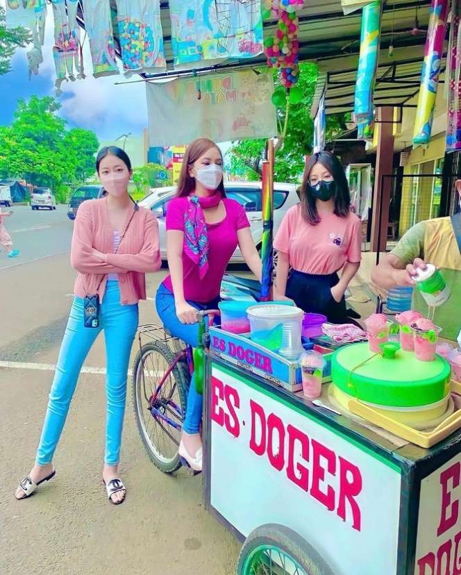 Potret Ibu Kombes Heni Tania Makan Tahu Bulat, Duduk Ngemper Depan Toko, Salfok Paras Cantiknya!