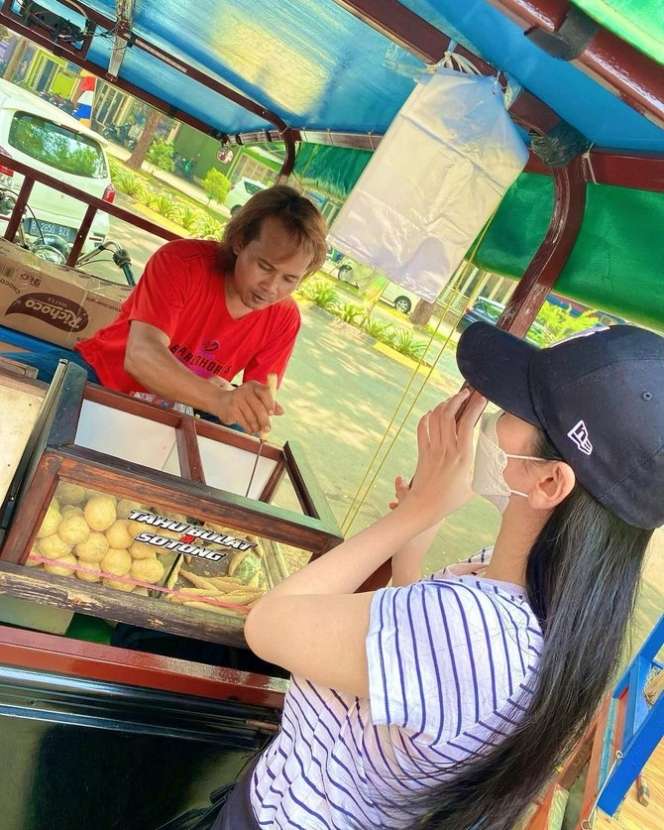 Potret Ibu Kombes Heni Tania Makan Tahu Bulat, Duduk Ngemper Depan Toko, Salfok Paras Cantiknya!