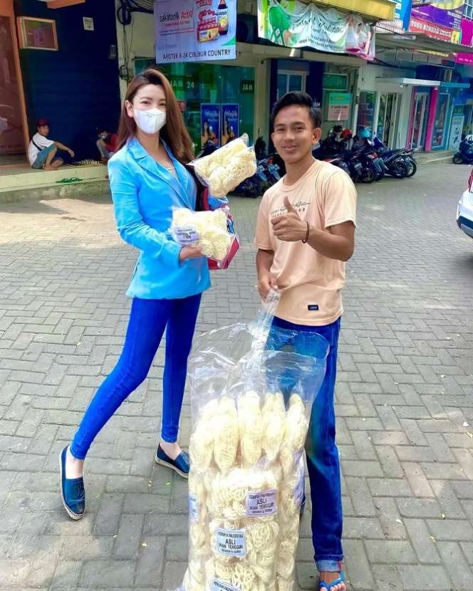 Potret Ibu Kombes Heni Tania Makan Tahu Bulat, Duduk Ngemper Depan Toko, Salfok Paras Cantiknya!